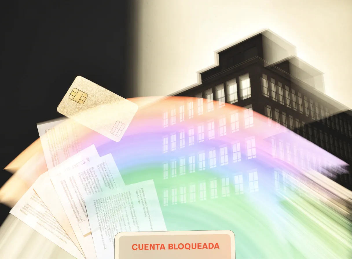 Tarjeta bancaria y documentos frente a un edificio con un aviso de cuenta bloqueada